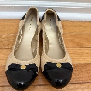 Tahari Women's Black and Cream Flats